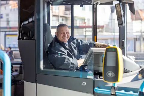 Conductor al volante de un autob&uacute;s MeerPlus