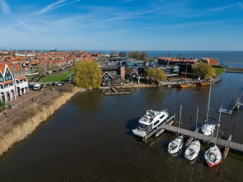 Vue a&eacute;rienne du port et des maisons traditionnelles de Volendam