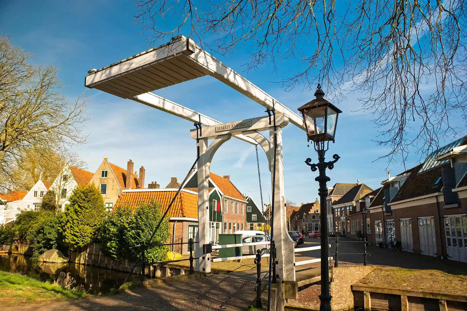 Pont-levis historique et maisons traditionnelles &agrave; Edam