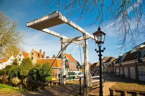 Puente levadizo hist&oacute;rico y casas tradicionales en Edam