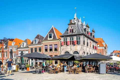 Terrasses et b&acirc;timents historiques sur Roode Steen &agrave; Hoorn