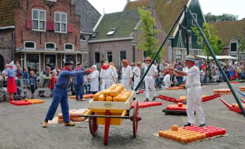 March&eacute; traditionnel aux fromages &agrave; Edam