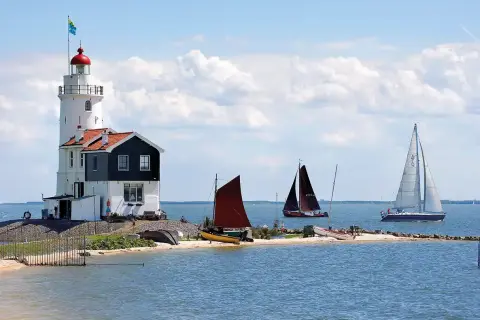 Phare Het Paard van Marken au bord de l'IJsselmeer