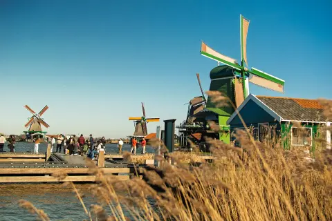 Molinos de viento y casas tradicionales de madera en Zaanse Schans